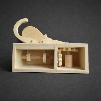 Holzmodell Katz und Maus mit sichtbarer Mechanik und Zahnrädern