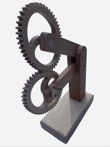 Zwei oval geformte Zahnräder, bei denen das untere mit einer Kurbel angetrieben wird und das obere dadurch mitbewegt wird.