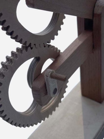 Detail der ovalen Zahnräder mit Kurbelmechanik aus Holz