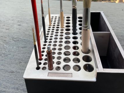 Pinselhalter mit gefrästen Bohrungen und kegelförmigen, selbstzentrierenden Vertiefungen im Boden