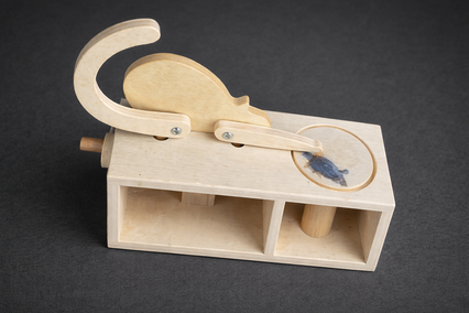 Mechanisches Holzmodell Katz und Maus in perspektivischer Ansicht