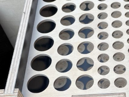 Pinselhalter mit gefrästen Bohrungen und kegelförmigen Bodenvertiefungen