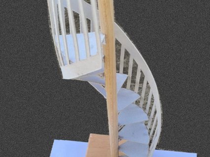 Spiralige Wendeltreppe aus Karton auf Holzsockel