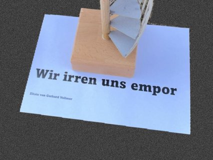 Sockel der Wendeltreppe mit Zitat „Wir irren uns empor“