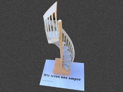 Spiralige Wendeltreppe aus Karton auf Holzsockel