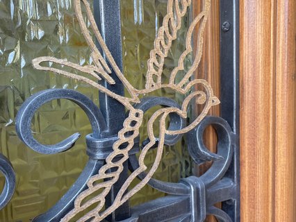 Filigrane fliegende Schwalbe aus Holz als dekoratives Motiv