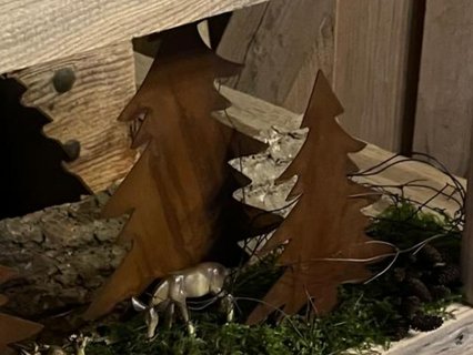 Reh zwischen stilisierten Bäumen in dekorativer Waldszene