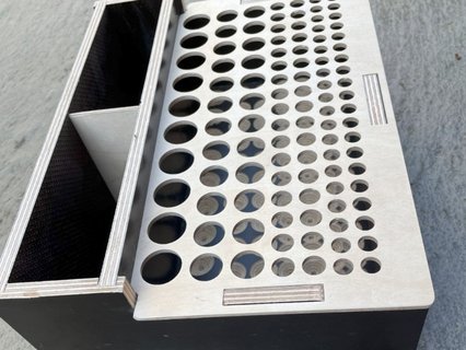 Pinselhalter mit gefrästen Bohrungen und kegelförmigen, selbstzentrierenden Vertiefungen im Boden